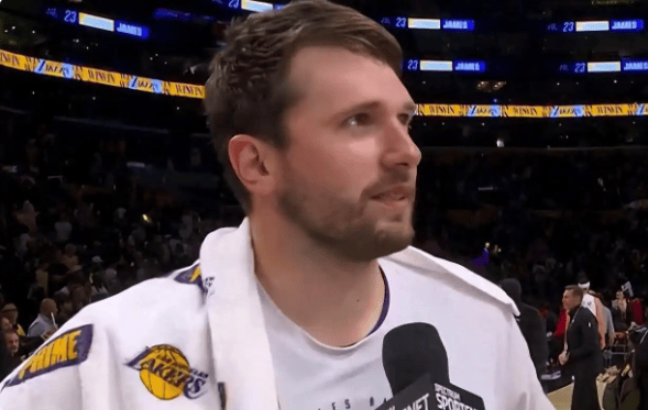 开云体育下载-詹姆斯让权,东契奇扛旗:湖人锁定季后赛,新老王权平稳交接